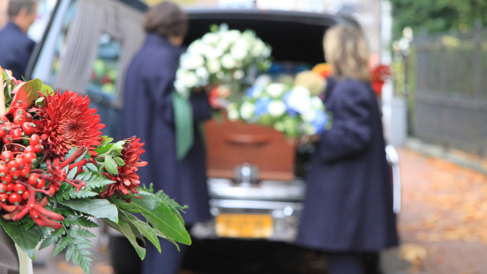 Funeral,Procession,With,Flowers,In,Car